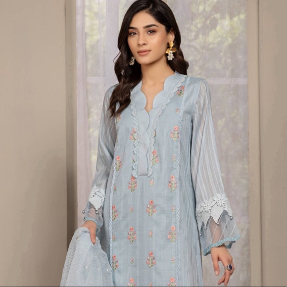 MARIA B. Pakistani Designer Dress - 3 Piece - Picture 4 of 7